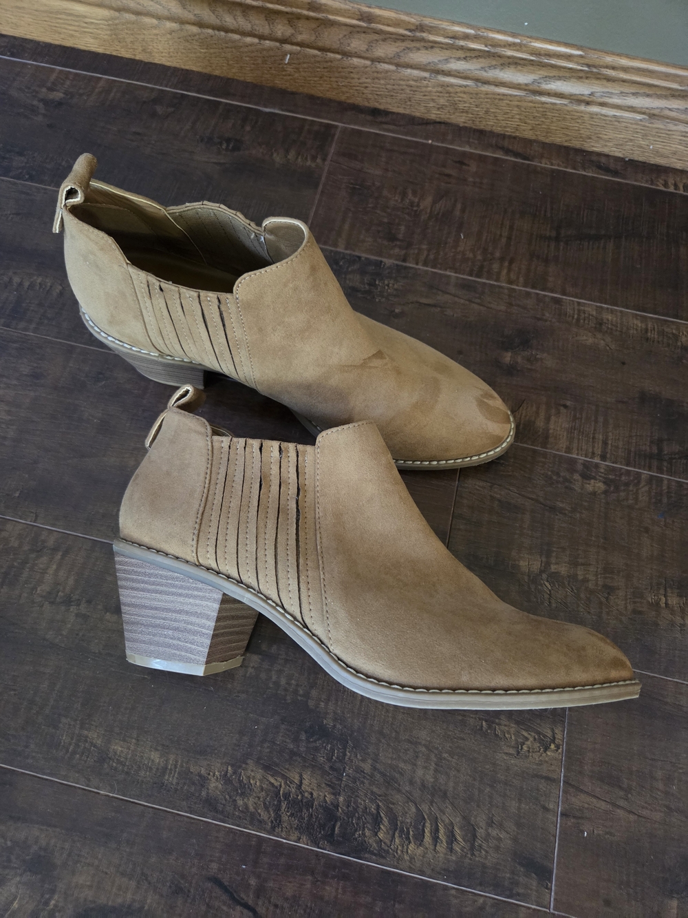 American Eagle Women’s Tan Suede Block Heel Ankle Booties